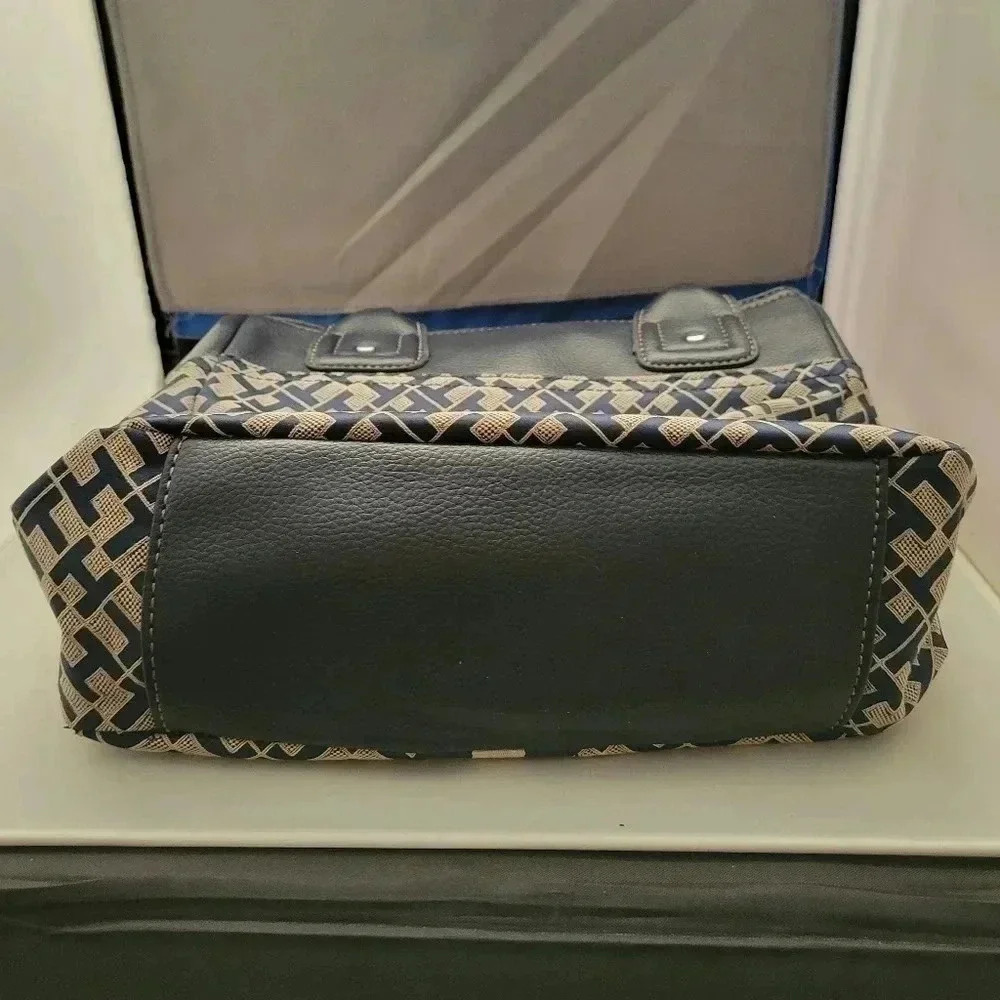 Tommy Hilfiger sholder Purse NWOT - Picture 4 of 8